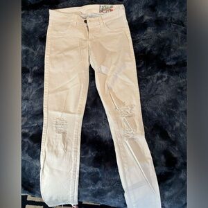 Siwy Hannah jeans on white. Size 24 holes on knee. Short